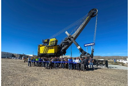 Komatsu установила гигантский экскаватор-памятник в Неваде