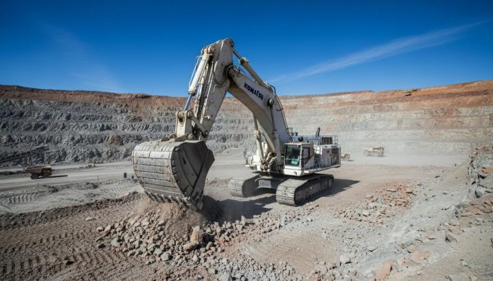 Komatsu выводит на мировой рынок крупнейший карьерный экскаватор PC9000-12